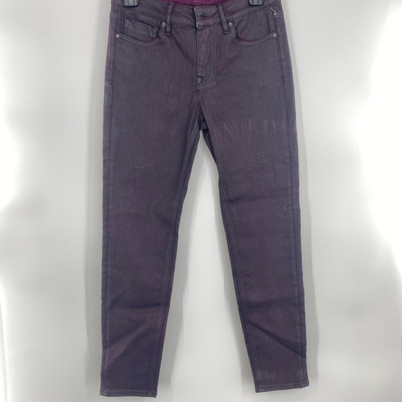 Aqua NWOT Bloomingdale's High Rise Coated Jackie Skinny Jeans Burgundy 27 New - Picture 3 of 9
